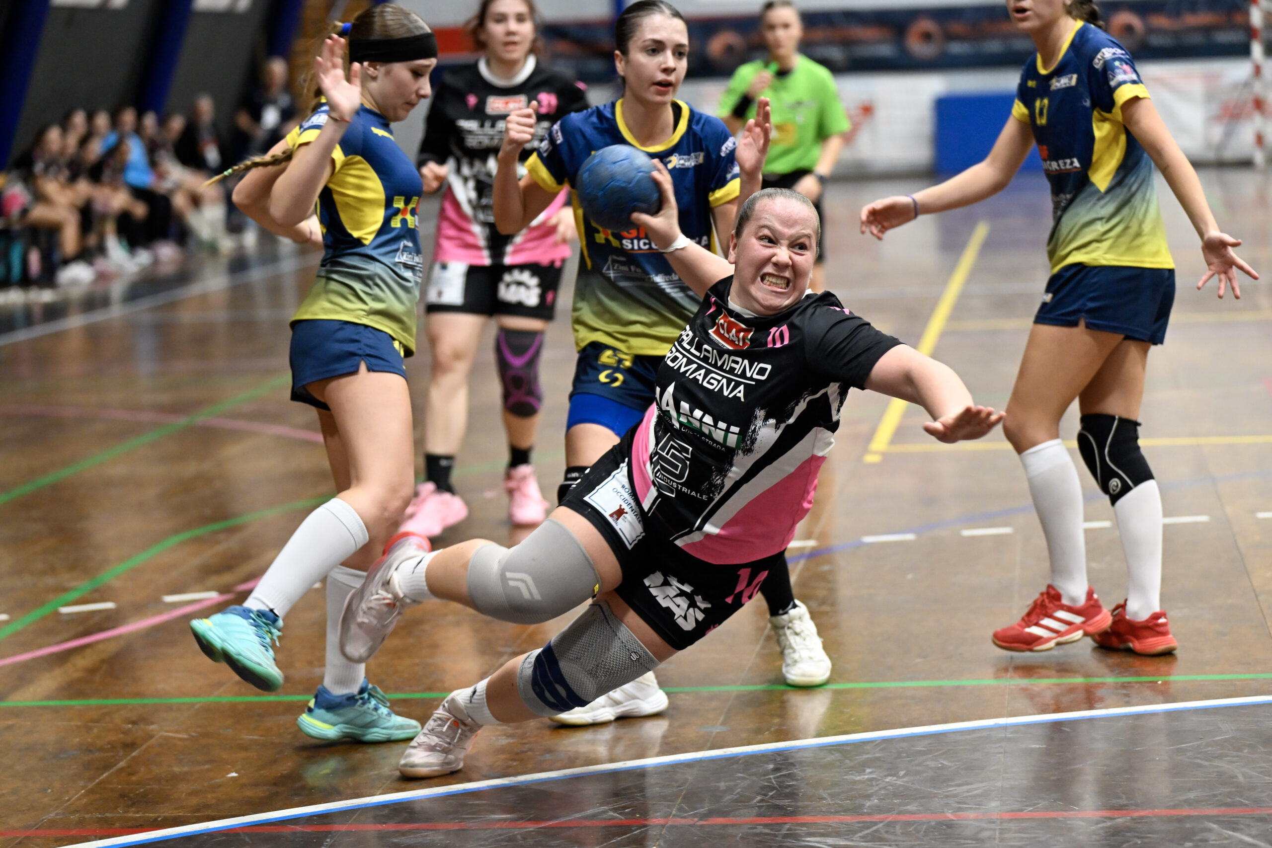 LARGO SUCCESSO AL DEBUTTO IN CASA